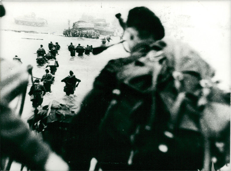 War Ve Day:Royal marine commandoes. - Vintage Photograph