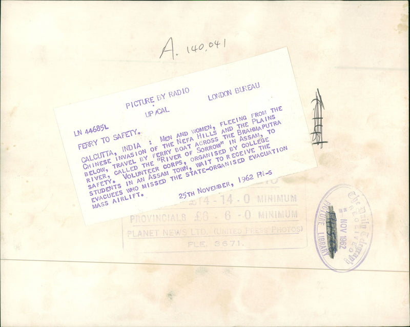 CALCUTTA INDIA MEN AND WOMEN FLEEING FROM THE CHINESE INVASION. - Vintage Photograph