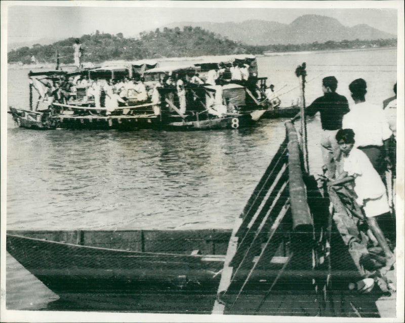 CALCUTTA INDIA MEN AND WOMEN FLEEING FROM THE CHINESE INVASION. - Vintage Photograph