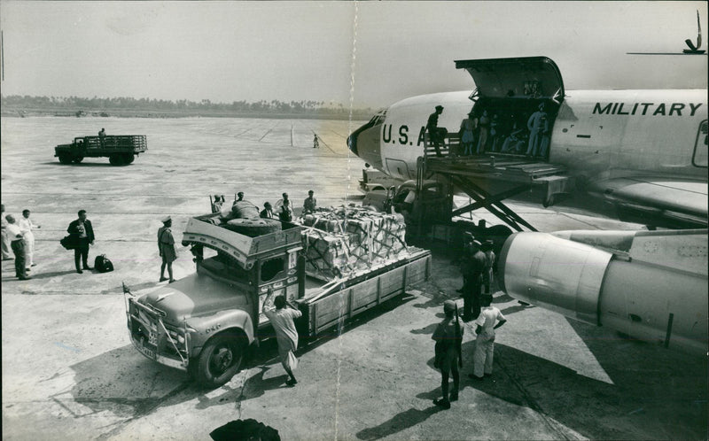 AMERICAN AIR LIFT AIDS THE INDIANS. - Vintage Photograph