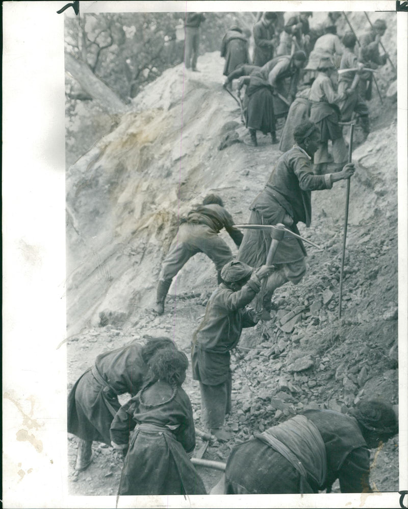 At the front in the Himalayas TIBETAN REFUGEES. - Vintage Photograph