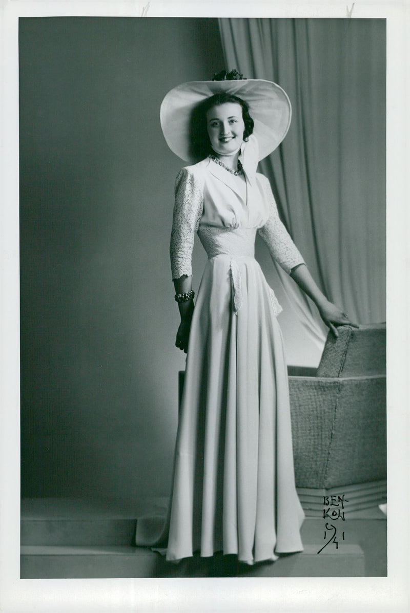 Clothing and fashion - 1940s fashion - Vintage Photograph