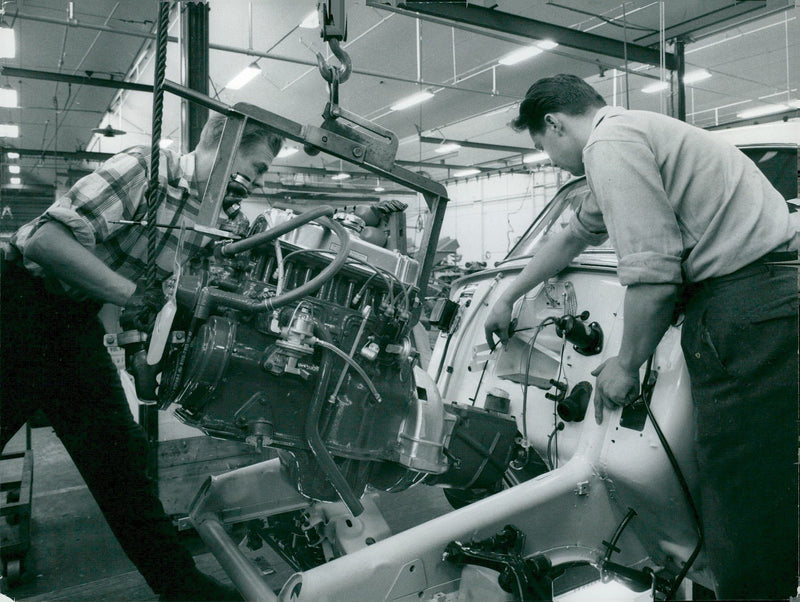 690 - 7 Volvo caravan assembly - Vintage Photograph