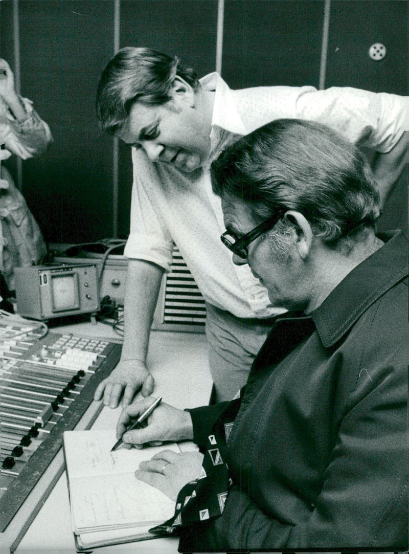 1949 FALLANS NYGREN SIGNATURE BOOK TECHNICIAN FATHER AKE - Vintage Photograph