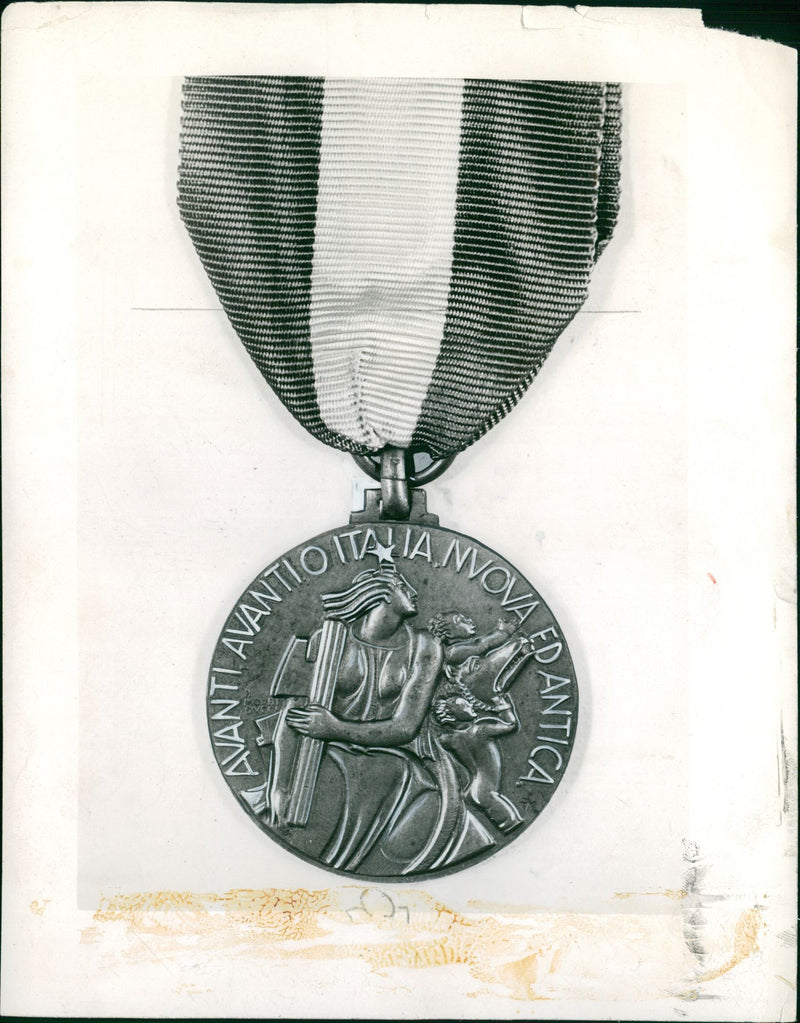 Italy specimen of the medal. - Vintage Photograph