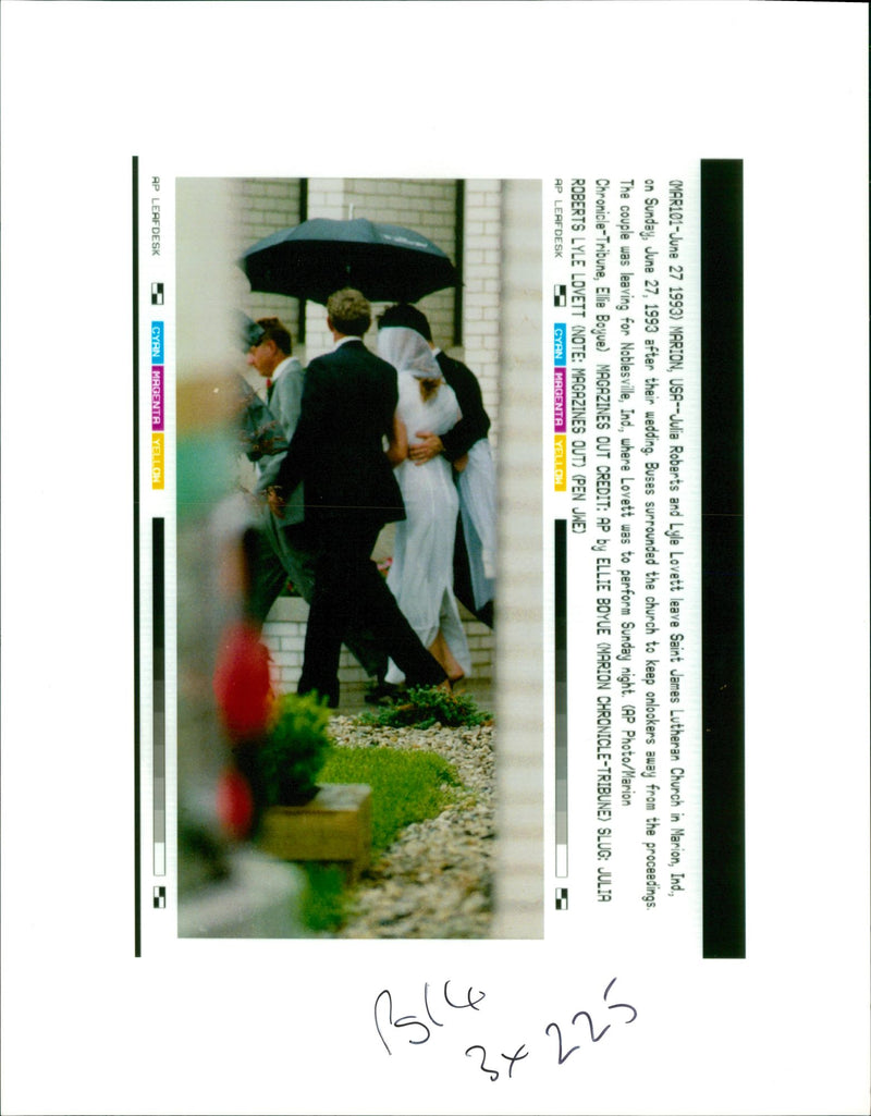 Julia Roberts and Lyle Lovett leave Saint James Lutheran Church in Marion, Ind, on Sunday, June 27, 1993 after their wedding. - Vintage Photograph
