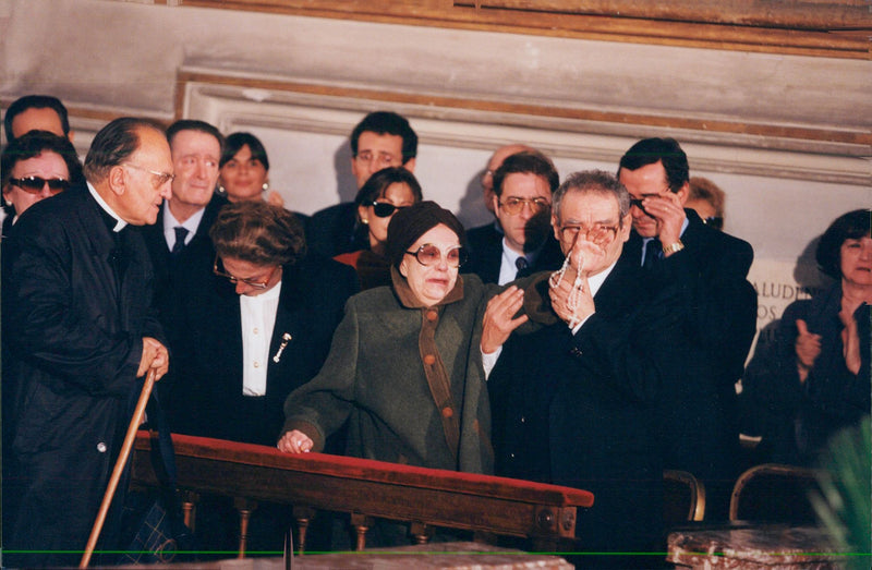 Giulietta Masina at the funeral of the husband Federico Fellini - Vintage Photograph