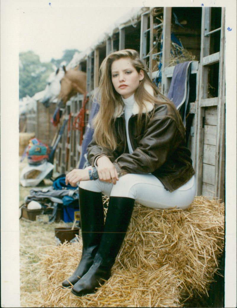 sienna guillory - Vintage Photograph, image size:800x1037