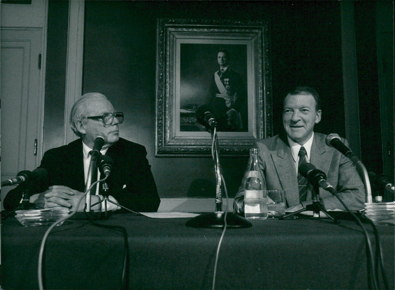 GRAND HOTEL STOCKHOLM VOLVO OTHER GOLD DESK DISCLOSED - Vintage Photograph