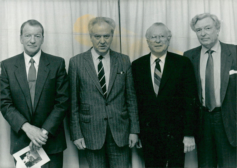 1990 GRAND HOTEL STOCKHOLM VOLVO SMITH BOOT STEN ROGER TERNARY - Vintage Photograph