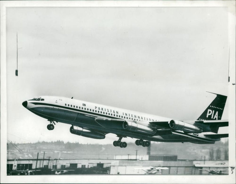 Aircraft: Boeing 720B. - Vintage Photograph