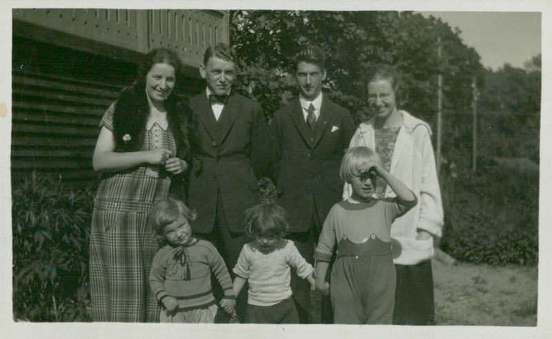 American writer Sinclair Lewis, Nobel Prize in Literature 1931, together with the family - Vintage Photograph