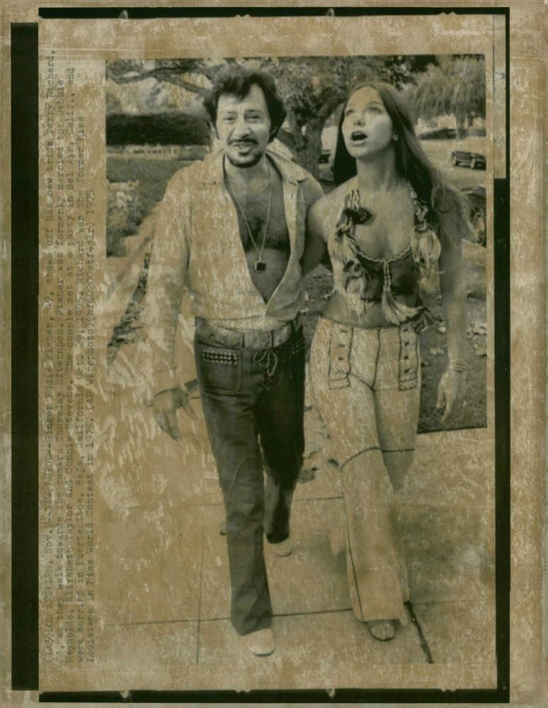 Eddie Fisher with his bride Terry Richard. - Vintage Photograph