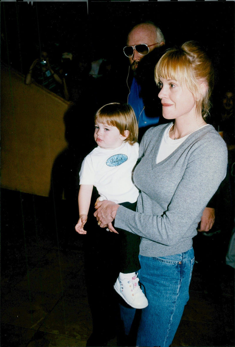 Melanie Griffith med dotter Stella på en "Feed the Children" välgörenhetsutställning på Planet Hollywood i Nashville - Vintage Photograph