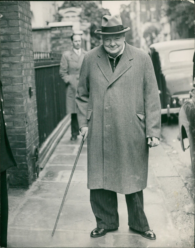 Winston Churchill arriving at his London home, 13.09.1951. - Vintage Photograph