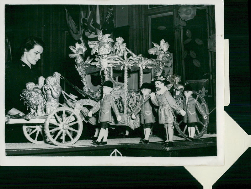 Queen Elizabeth II's Crown Procession 1953. Queen Elizabeth's Crown Souvenirs. - Vintage Photograph