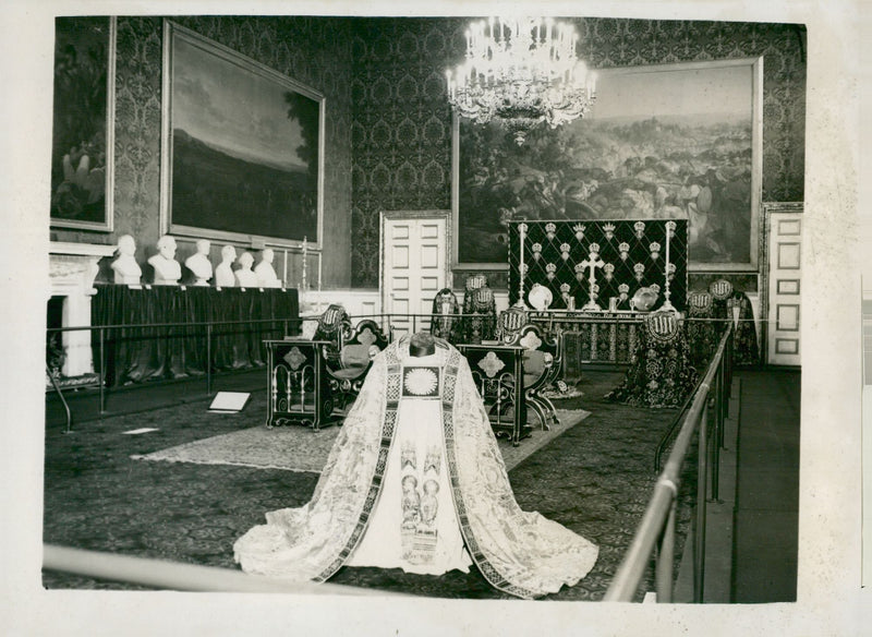 Queen Elizabeth II's Crown Procession 1953. England's Crown Souvenirs. - Vintage Photograph