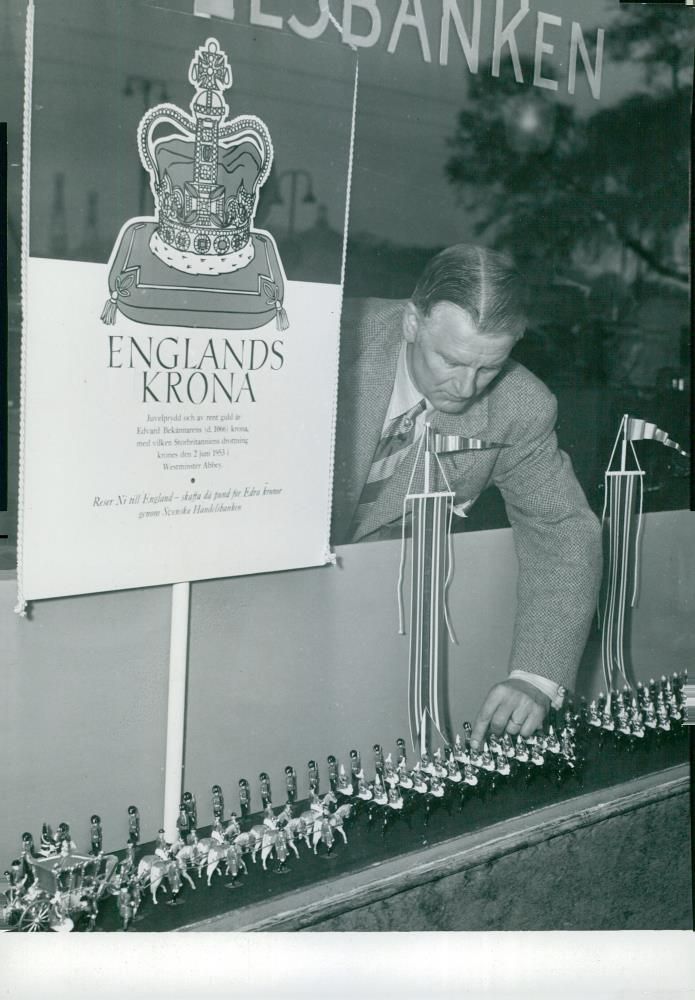 Queen Elizabeth II's Crown Procession 1953. Comrades Strandberg signifies Svenska Handelsbanken's windows with the English Courts' Crown Souvenirs. - Vintage Photograph