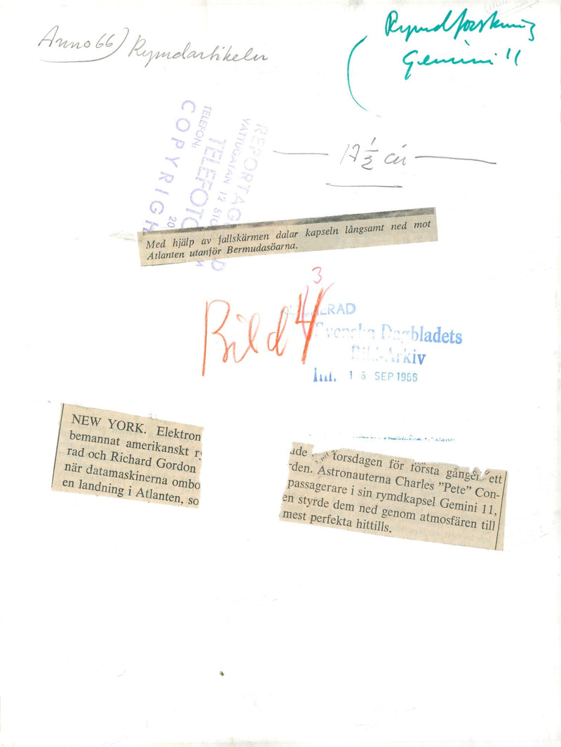 Using the parachute, the Gemini 11 capsule slowly descends towards the Atlantic Ocean beyond the Bermuda islands - Vintage Photograph