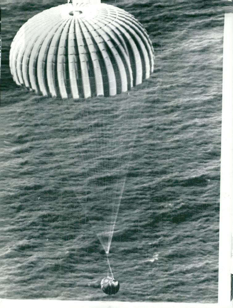 Using the parachute, the Gemini 11 capsule slowly descends towards the Atlantic Ocean beyond the Bermuda islands - Vintage Photograph