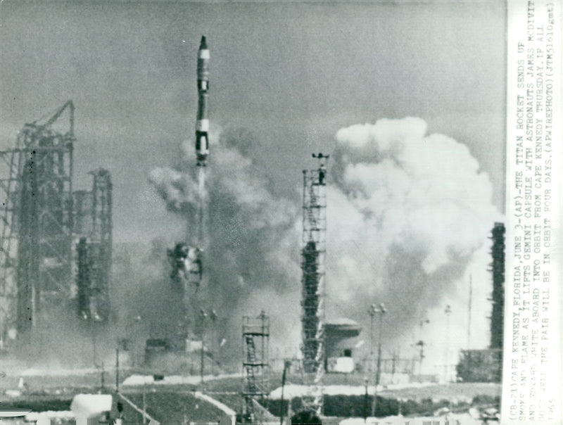 The Titan rocket lifts with Geminikapseln and astronauts James McDivitt and Edward White - Vintage Photograph