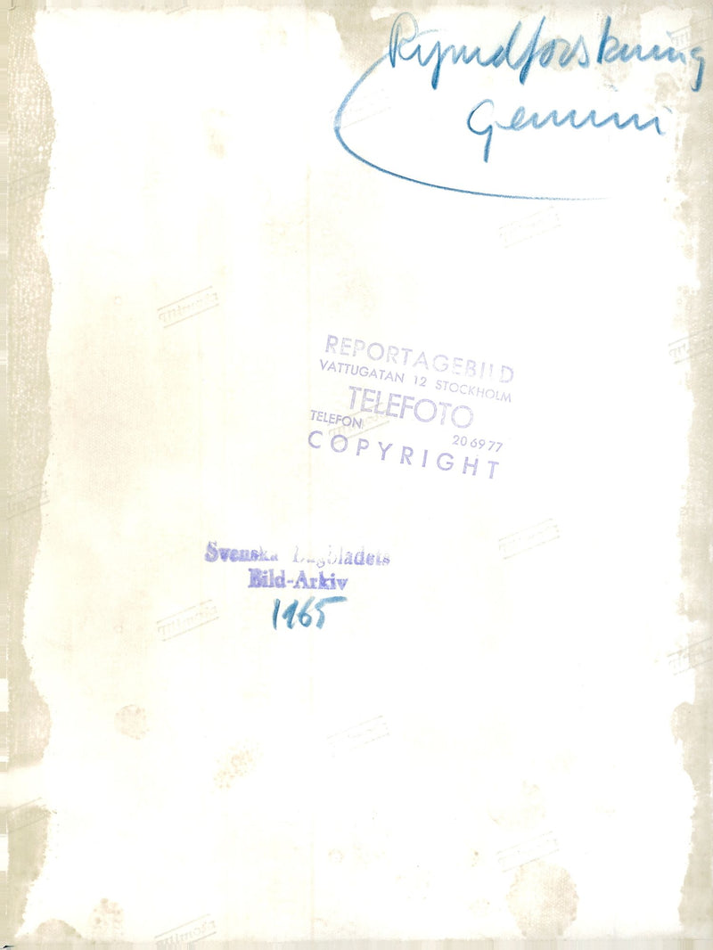 NASA technicians seal Geminikapseln with James McDivitt and Edward White on board - Vintage Photograph