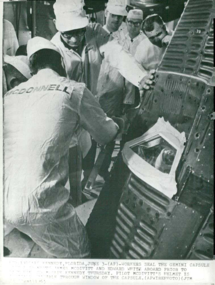 NASA technicians seal Geminikapseln with James McDivitt and Edward White on board - Vintage Photograph