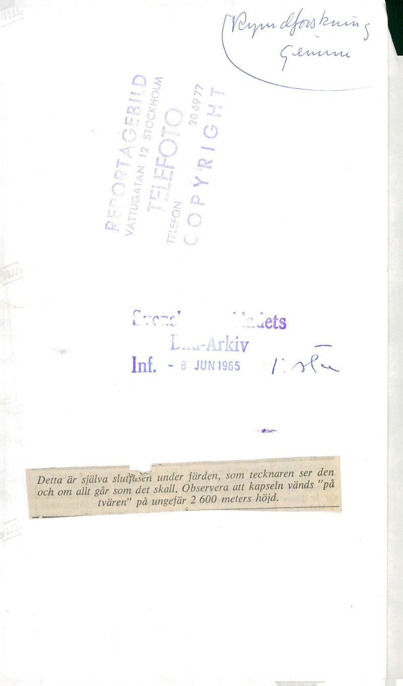 Illustration of Geminikapsel landing with parachute - Vintage Photograph