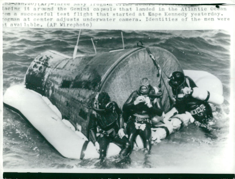 Three spokesmen examine the Geminikapsel sent on a final test in space - Vintage Photograph