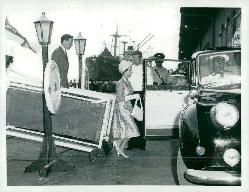 Prinsessan Margaret och Lord Snowdon, Anthony Armstrong-Jones går av båten i Trinidad och går till deras limousin - Vintage Photograph