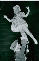 8-åriga Elisabeth Hemlin i låten "För den tredje Gustavsdagen går tanken", Stockholms barndag - Vintage Photograph