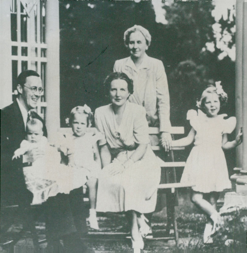 The Dutch crown princess Juliana and Prince Bernhard with the princess Beatrix, Juliana, Irene and Margriet-Francisca - Vintage Photograph