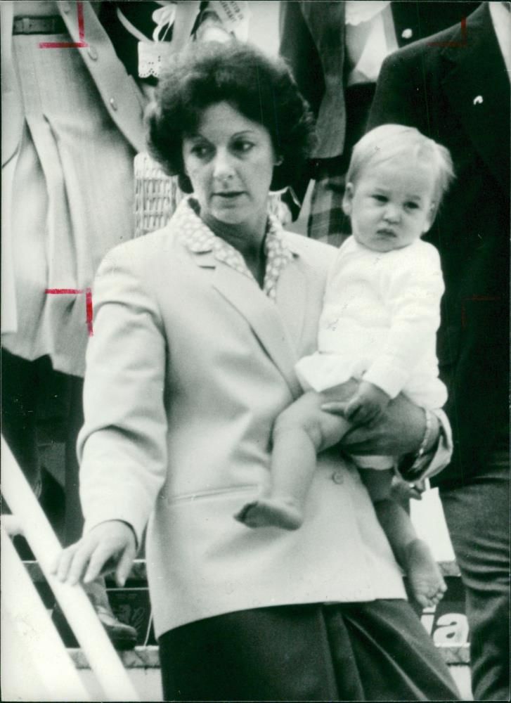 Prince William with his nany Barbara Barnes. - Vintage Photograph