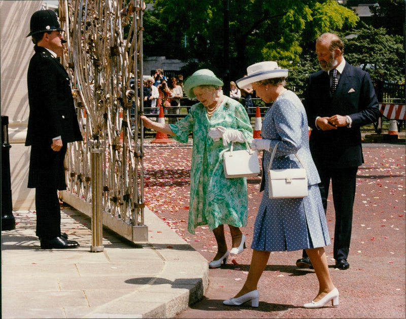 Queen Elizabeth II and The Queen Mother. - Vintage Photograph