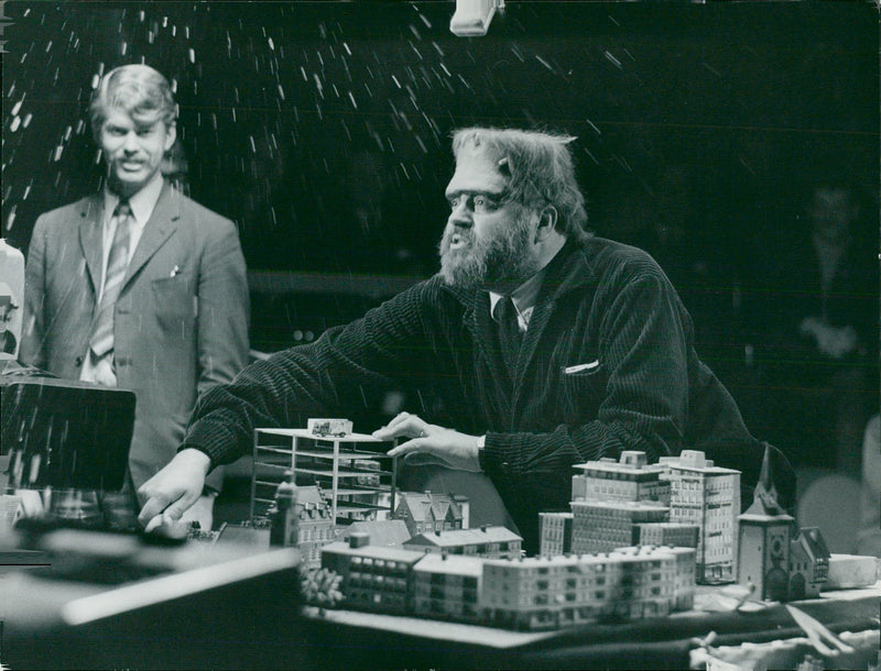 The TV program "Timmen". Beppe Wolgers river in its miniature landscape saw the beer splash - Vintage Photograph