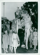 English Queen Elizabeth and the Duke of Edinburgh visit the Palace of Jaipur during their state visit in India in 1961 - Vintage Photograph