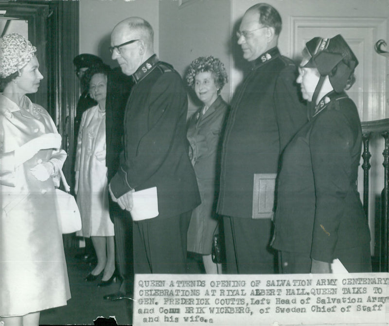 Queen Elizabeth II, General Frederick Coutts, Comm. Erik Wickberg and wife. - Vintage Photograph