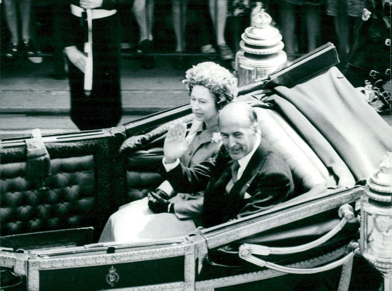 Queen Elizabeth II and Giscard d' Estaing. - Vintage Photograph