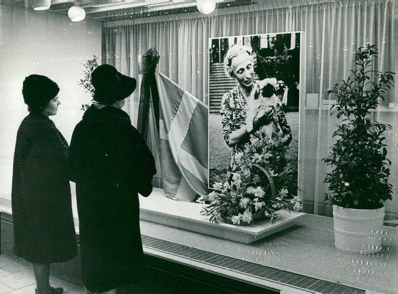 Queen Louise's death. Signature window in PUB - Vintage Photograph