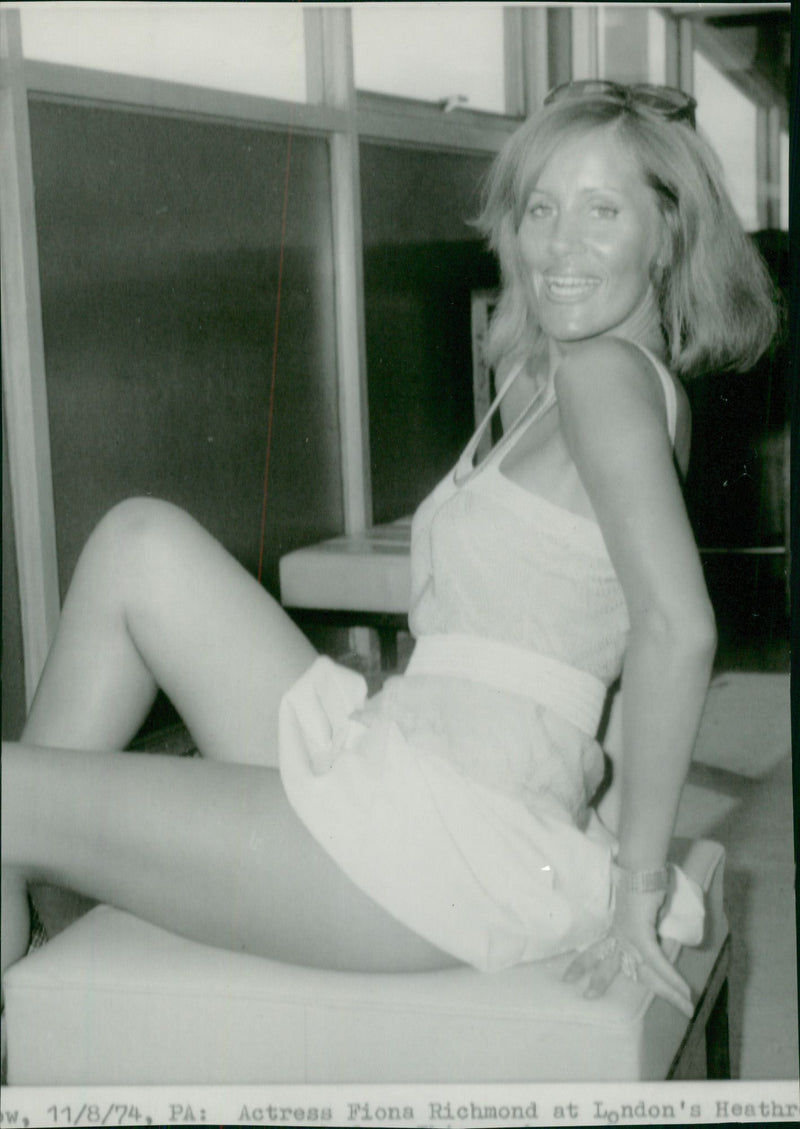 Fiona Richmond. - Vintage Photograph