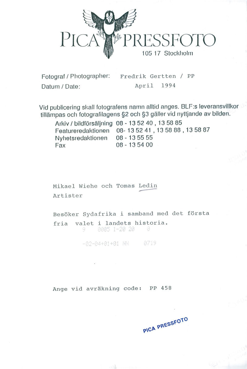 De svenska konstnärerna Tomas Ledin och Mikael Wiehe besöker Sydafrika i samband med det första fria valet i landets historia - Vintage Photograph