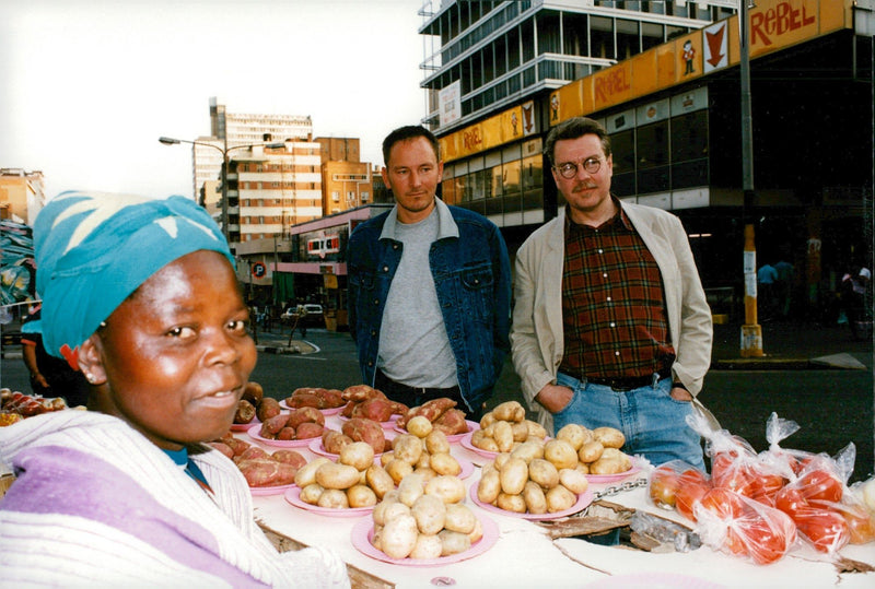 De svenska konstnärerna Tomas Ledin och Mikael Wiehe besöker Sydafrika i samband med det första fria valet i landets historia - Vintage Photograph