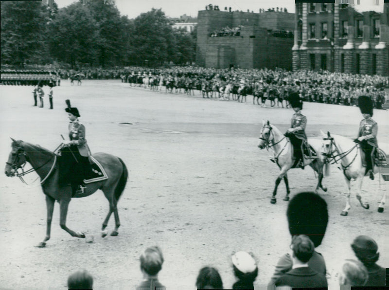 The princesses Sibylla, Margaretha and Birgitta saw the Queen Elizabeth in the Dam Square in London. - Vintage Photograph