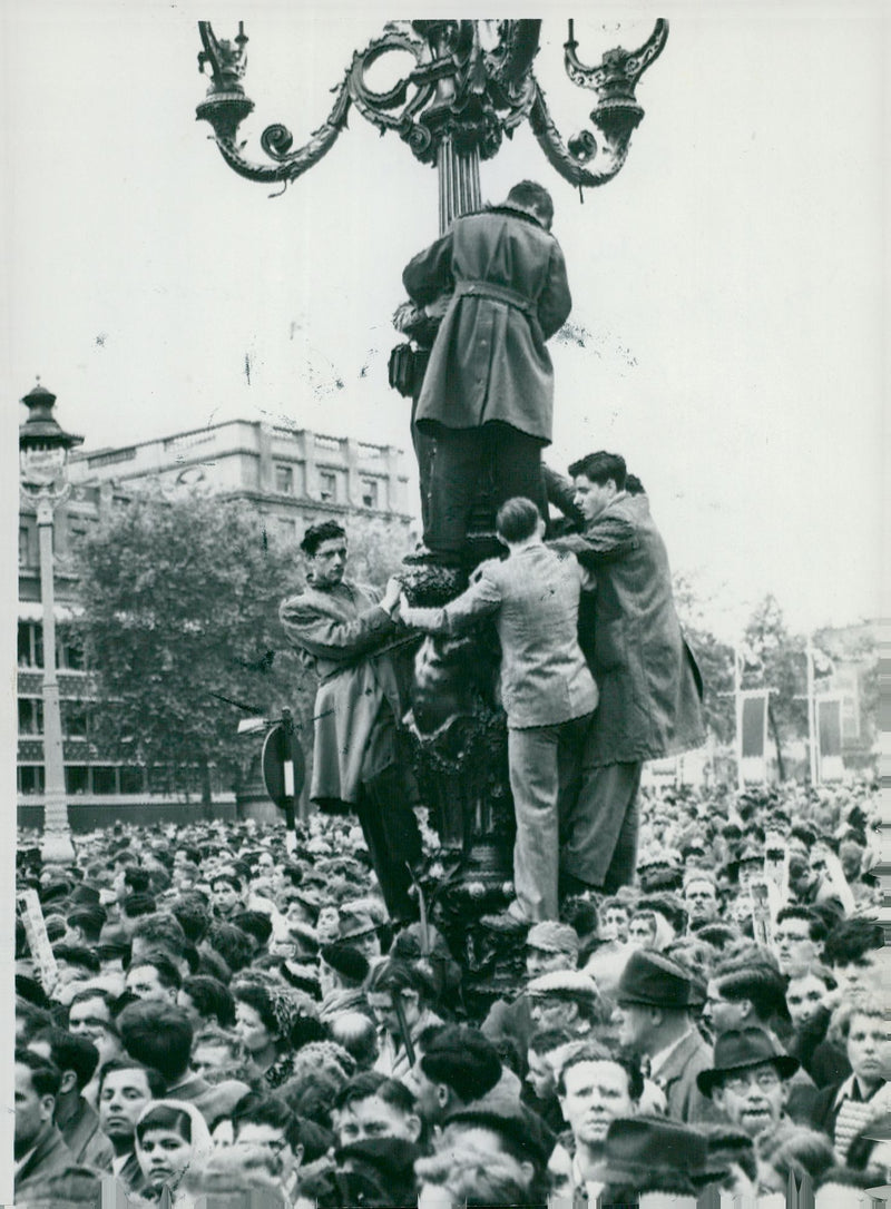 Crowd around the lantern pole at Charing Cross in anticipation of Queen Elizabeth II's crown procession - Vintage Photograph