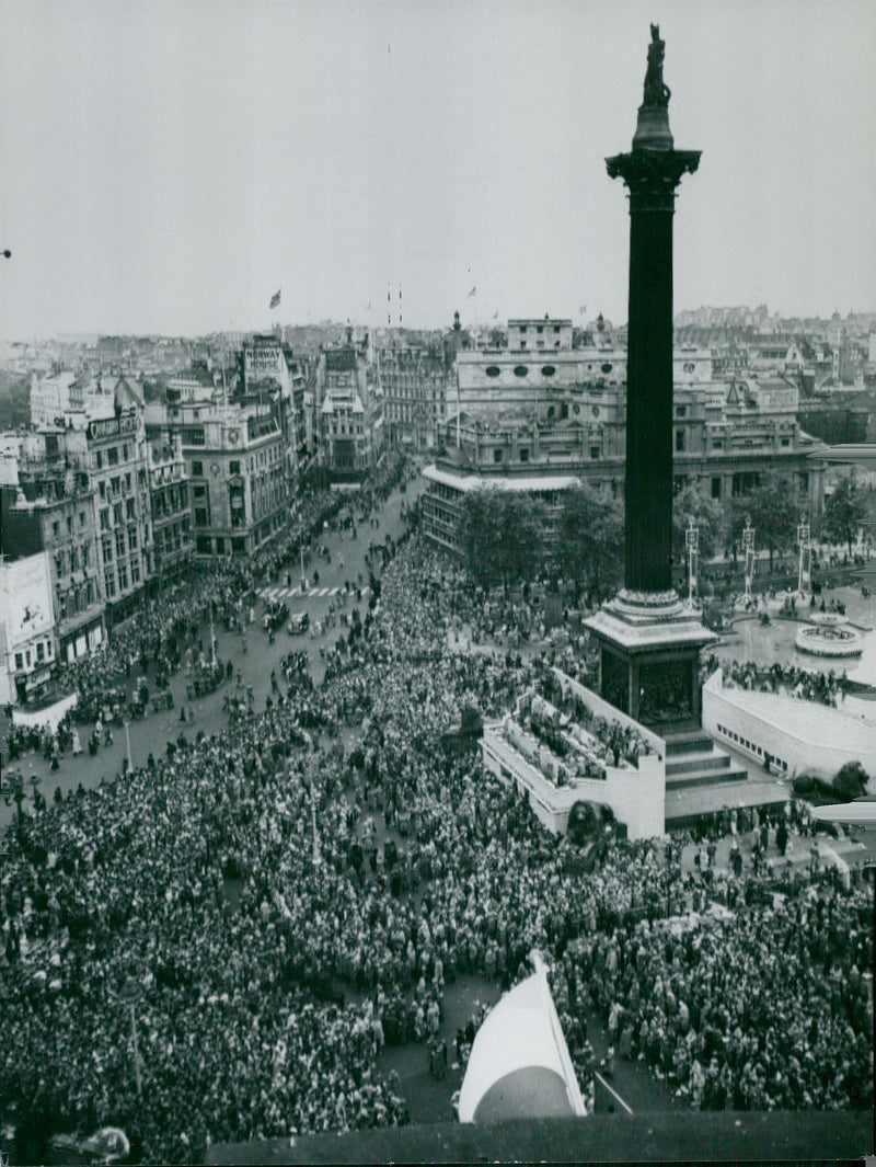 Overview of the crowds at Trafalgar Square in front of Queen Elizabeth II's crown - Vintage Photograph