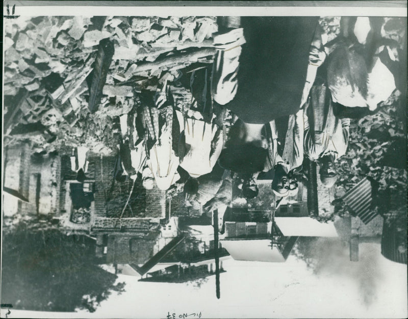 Kashimiris count cost after Indian selling. - Vintage Photograph