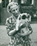 Queen Louise with the Pekingese dog Eisei, 13.07.1959. - Vintage Photograph