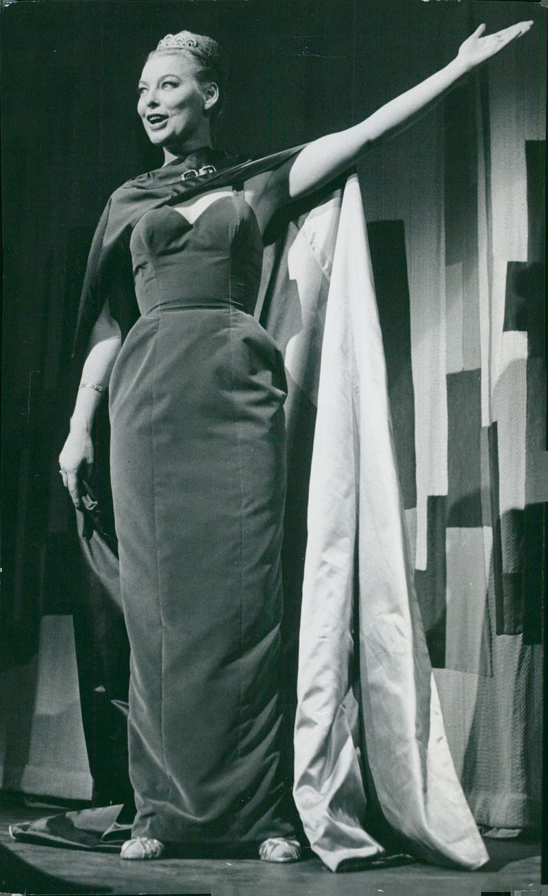 Gerd Hagman reads the prologue when Stockholm's city theater was opened with Lope de Vegas "FÃ¥rskÃ¤llan" - Vintage Photograph