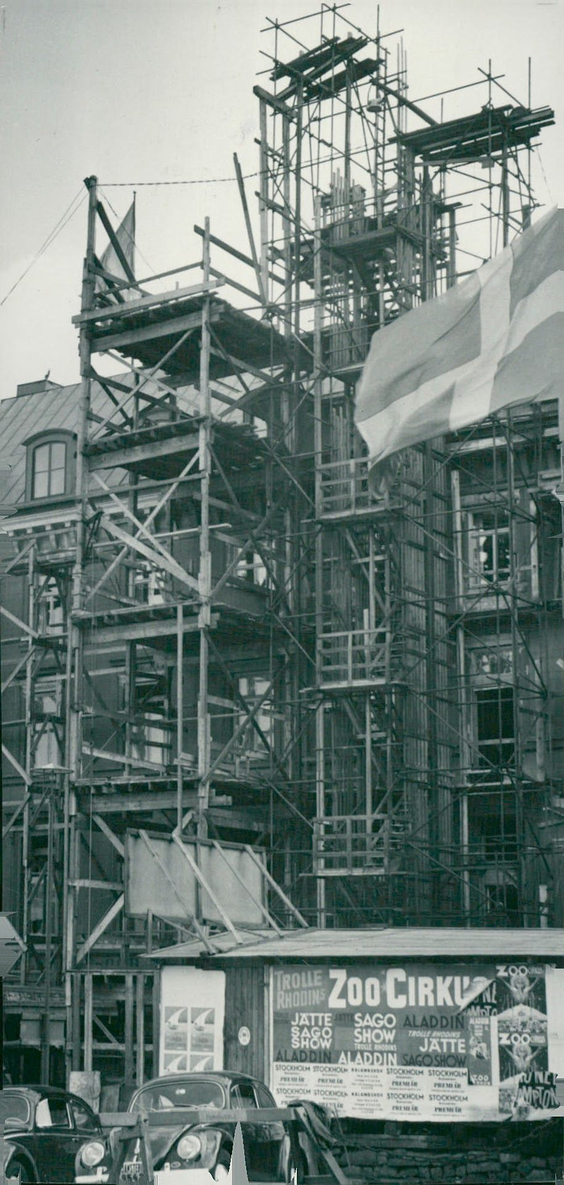 Drottning Elizabeth II och prins Philip, hertigen av Edinburgh, besöker Telegraph House under deras svenska besök 1956 - Vintage Photograph