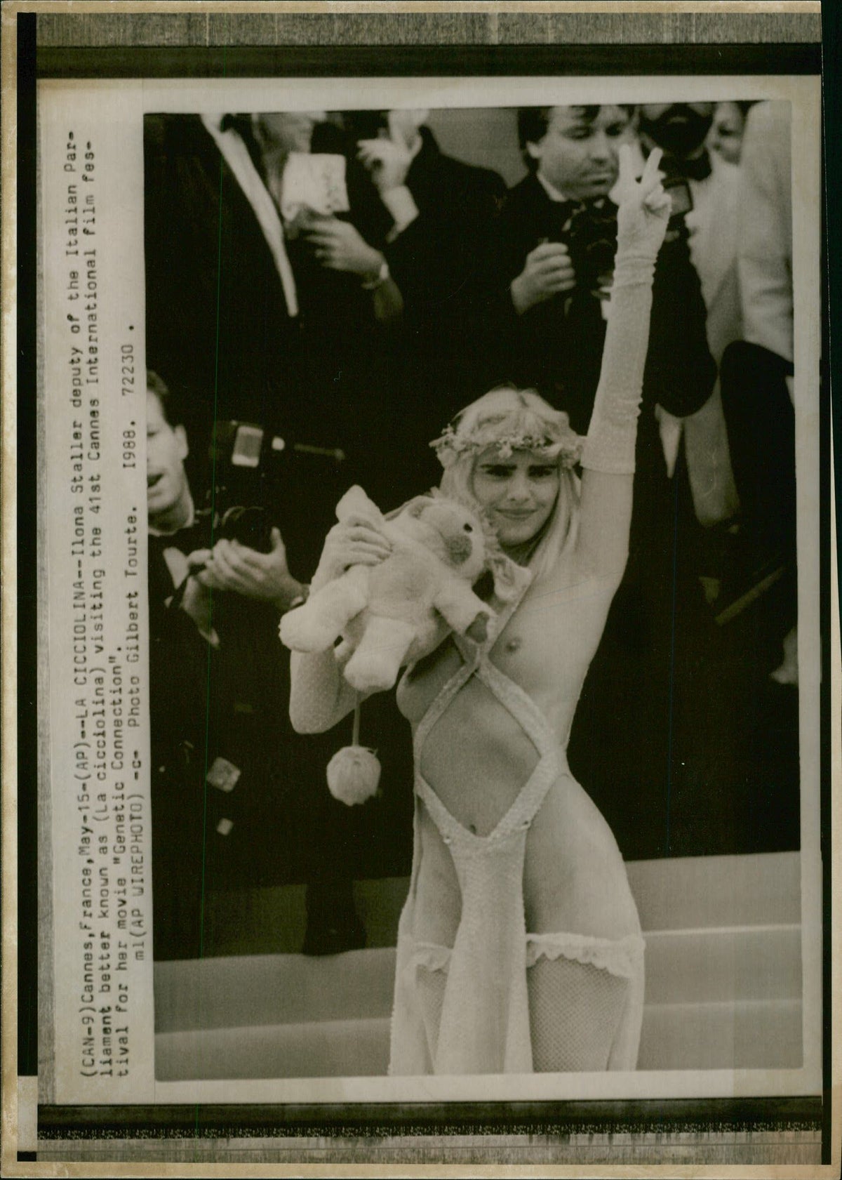 Juda chuqur tomoqlar Caligula porno klip